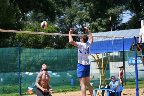 Orenburg, Rusia 9-10 Juni 2017: Anak laki-laki bermain voli pantai — Stok Foto