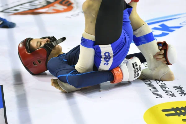 Orenburg, Rusia - 18 de febrero de 2017 año: Los combatientes compiten en artes marciales mixtas —  Fotos de Stock