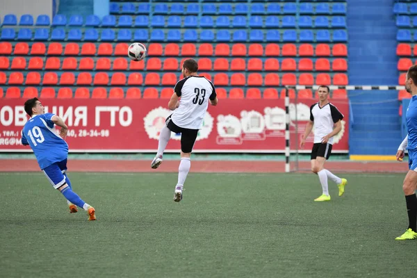 Orenburg, Rusia, 8 de junio de 2017 año: Los hombres juegan fútbol —  Fotos de Stock