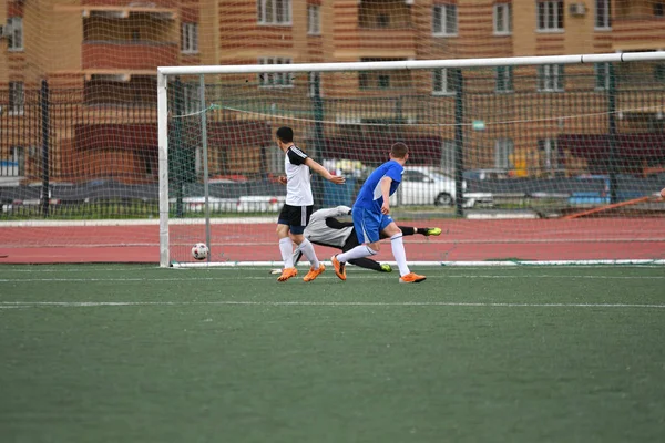 Orenburg, Rússia, 8 Junho de 2017 ano: Homens jogam futebol — Fotografia de Stock