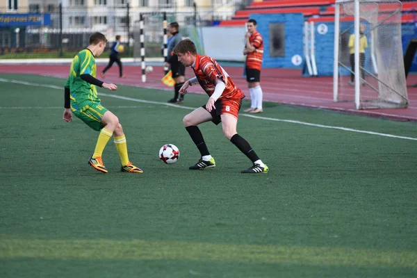 Orenburg, Rusia, 8 de junio de 2017 año: Los hombres juegan fútbol —  Fotos de Stock