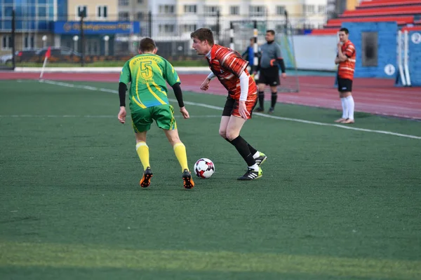 Orenburg, Ryssland, 8 juni 2017 år: män spela fotboll — Stockfoto