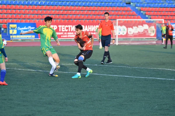 Orenburg, Rusia, 8 de junio de 2017 año: Los hombres juegan fútbol — Foto de Stock