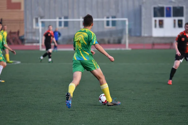 Orenburg, Rusia, 8 de junio de 2017 año: Los hombres juegan fútbol —  Fotos de Stock