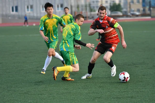 Orenburg, Rusia, 8 Juni 2017: Pria bermain sepak bola — Stok Foto