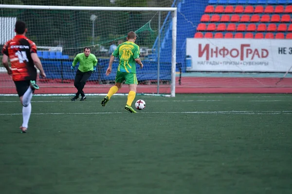 Orenburg, Rusko, 8. června 2017 rok: muži hrají fotbal — Stock fotografie