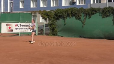 Orenburg, Rusya - 15 Ağustos 2017: Orenburg Bölgesi Tenis Federasyonu ödüllerinde oynayan kız