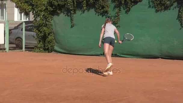 ロシアのオレンブルク 2017年8月15日 女の子がオレンブルク地域のテニス連盟の賞でテニスをする — ストック動画