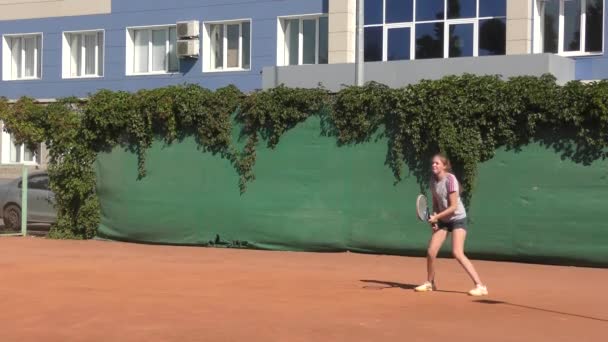 Orenburg Russia August 2017 Έτος Κορίτσι Που Παίζει Τένις Στα — Αρχείο Βίντεο