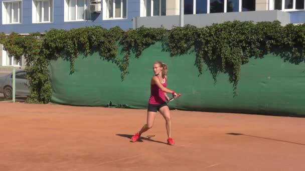 Orenburg Russland August 2017 Jahr Mädchen Spielt Tennis Auf Den — Stockvideo