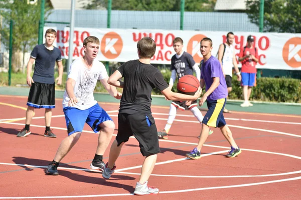 Orenburg, Rusko - 30 července 2017 rok: muži hrají Street basketbal — Stock fotografie