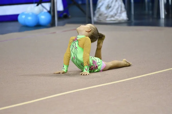 Orenburg, Russia - November 25, 2017 year: girls compete in rhythmic gymnastics — Stock Photo, Image