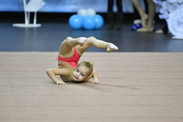 Orenburg, Rusko - 25 listopadu 2017 rok: dívky soutěžit v rytmické gymnastice — Stock fotografie