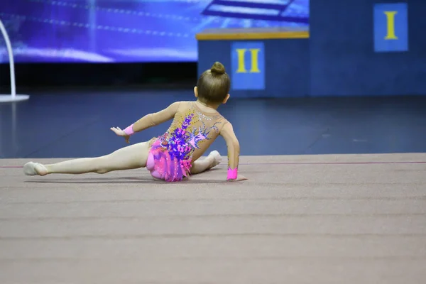 Orenburg, Rusko - 25 listopadu 2017 rok: dívky soutěžit v rytmické gymnastice — Stock fotografie