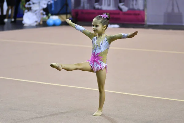 Оренбург, Росія - 25 листопада 2017 року: дівчата конкурувати з художньої гімнастики — стокове фото