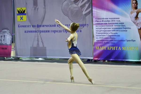 Orenburg, Russia - 25 novembre 2017 anno: le ragazze gareggiano nella ginnastica ritmica — Foto Stock