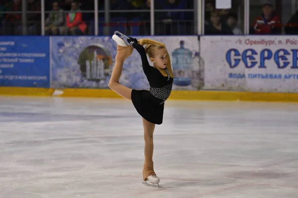 Orenburg, Rusko - 25 března 2017 rok: dívky soutěžit v krasobruslení — Stock fotografie