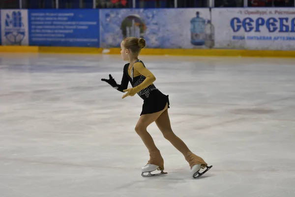 Orenburg, Rusya Federasyonu - 25 Şubat 2017 yıl: kız rekabet Artistik Patinaj — Stok fotoğraf