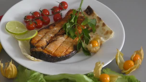 Salmone Pesce Grigliato Con Erbe Verdure Fresche — Video Stock
