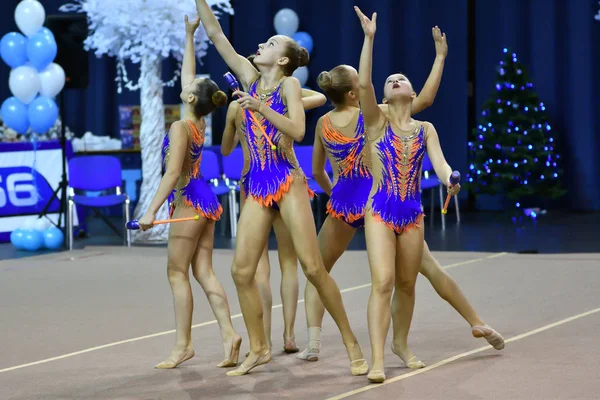 Orenburg, russland - 25. November 2017 Jahr: Mädchen messen sich in rhythmischer Gymnastik führen Übungen mit Sportvereinen — Stockfoto