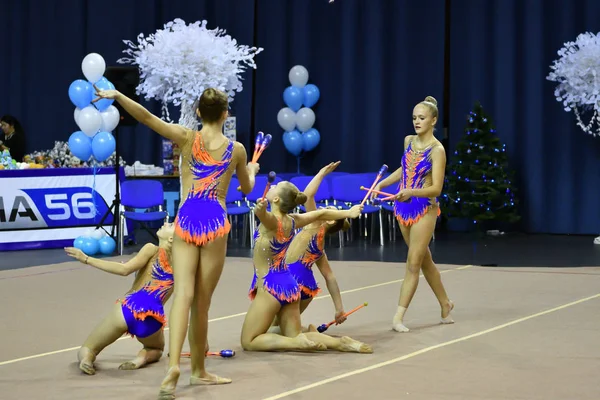 Orenburg, Rusko - 25 listopadu 2017 rok: dívky soutěžit v rytmické gymnastice provádět cvičení se sportovními kluby — Stock fotografie