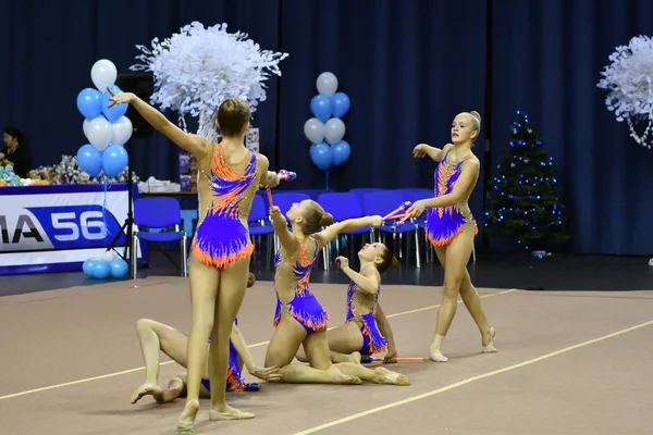 Orenburg, Rusia - 25 de noviembre de 2017 año: las niñas compiten en gimnasia rítmica realizan ejercicios con clubes deportivos — Foto de Stock