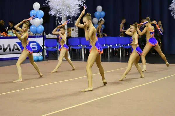 Orenburg, russland - 25. November 2017 Jahr: Mädchen messen sich in rhythmischer Gymnastik führen Übungen mit Sportvereinen — Stockfoto