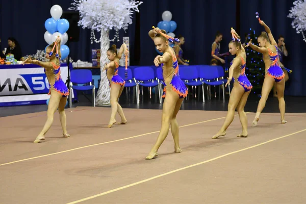 Orenburg, Rusia - 25 de noviembre de 2017 año: las niñas compiten en gimnasia rítmica realizan ejercicios con clubes deportivos —  Fotos de Stock