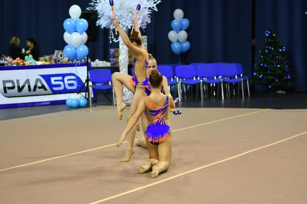 奥伦堡, 俄罗斯-2017年11月25日年: 女子竞技体操表演与体育俱乐部 — 图库照片
