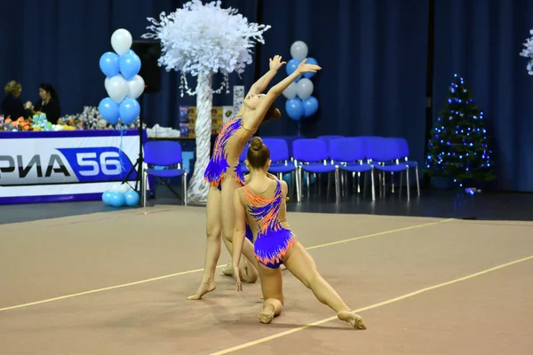 奥伦堡, 俄罗斯-2017年11月25日年: 女子竞技体操表演与体育俱乐部 — 图库照片