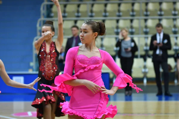 Orenburg, Ryssland - 12 November 2016: flicka och pojke Dans. — Stockfoto