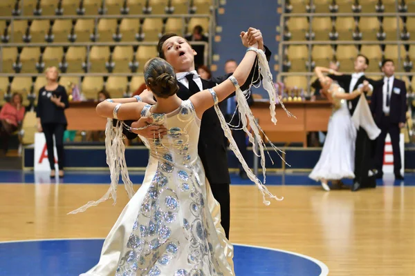 Orenburg, Rússia - 12 de novembro de 2016: Menina e menino dançando . — Fotografia de Stock