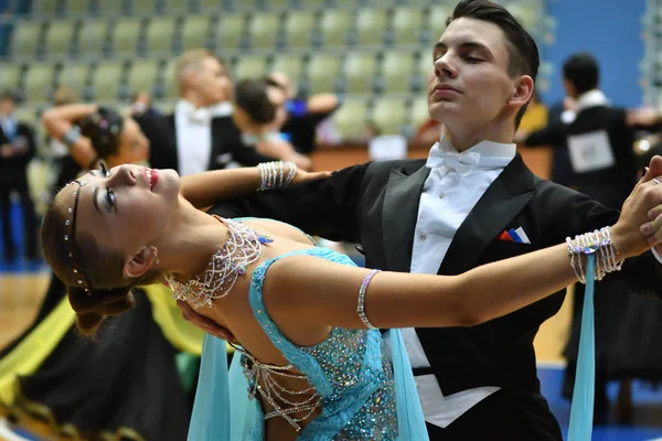 Orenburg, Rusia - 12 de noviembre de 2016: Baile de niñas y niños . — Foto de Stock