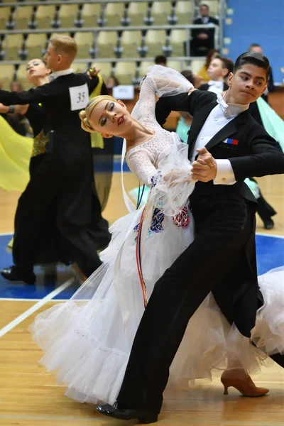 Orenburg, Russia - 12 novembre 2016: Ragazza e ragazzo che ballano . — Foto Stock