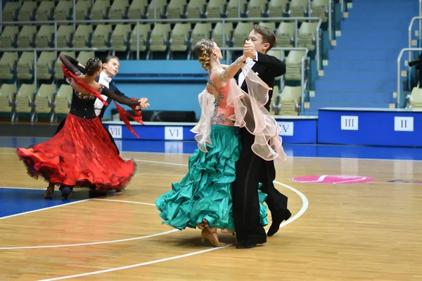 Orenburg, Rússia - 12 de novembro de 2016: Menina e menino dançando . — Fotografia de Stock