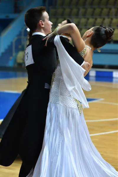 Orenburg, russland - 12. November 2016: Mädchen und Junge tanzen. — Stockfoto