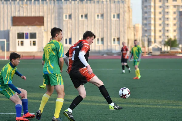 Orenburg, Rusko, 8. června 2017 rok: muži hrají fotbal — Stock fotografie