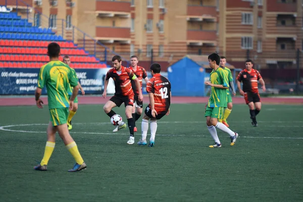 Orenburg, Rusya, 8 Haziran 2017 yıl: erkekler futbol oynamak