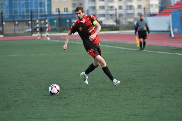 Orenburg, Rusko, 8. června 2017 rok: muži hrají fotbal — Stock fotografie