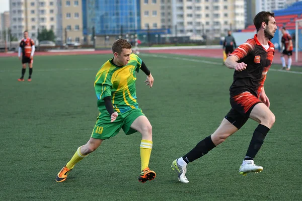 Orenburg, Rússia, 8 Junho de 2017 ano: Homens jogam futebol — Fotografia de Stock