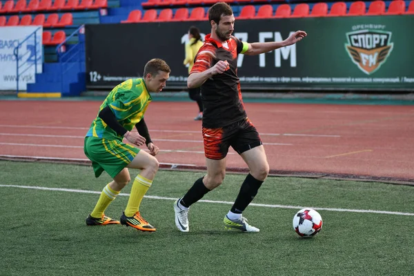 Orenburg, Rusia, 8 de junio de 2017 año: Los hombres juegan fútbol —  Fotos de Stock