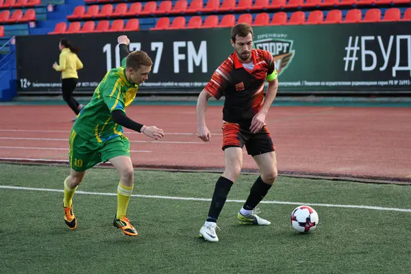 Orenburg, Rusia, 8 de junio de 2017 año: Los hombres juegan fútbol — Foto de Stock