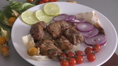 Şişleri domuz eti taze yeşillik ve sebze ile