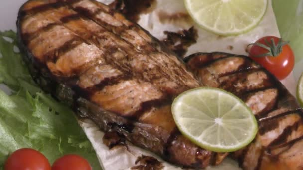 新鲜蔬菜和青菜烤鳟鱼 — 图库视频影像