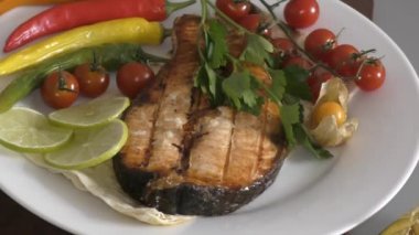Taze ot ve sebze ile balık somon ızgara