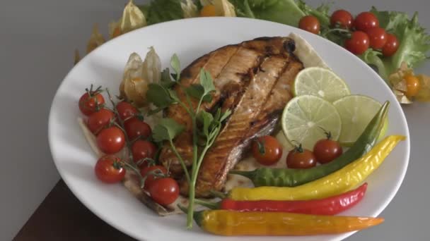 Salmão Peixe Grelhado Com Ervas Legumes Frescos — Vídeo de Stock