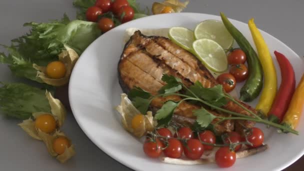 Salmão Peixe Grelhado Com Ervas Legumes Frescos — Vídeo de Stock