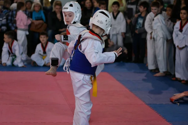 Orenburg, Rosja - lat 27 stycznia 2018: dzieci konkurować w Taekwondo — Zdjęcie stockowe