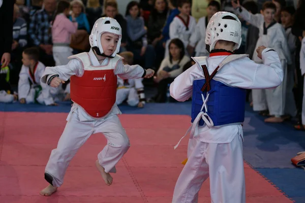 Orenburg, Rusia - 27 de enero de 2018 años: los niños compiten en Taekwondo —  Fotos de Stock