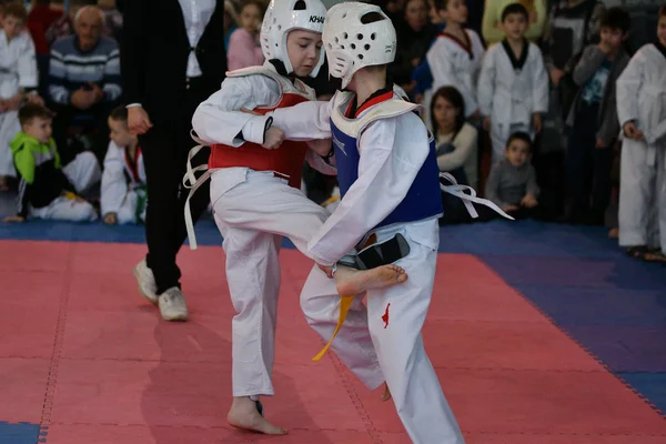 Orenburg, Rusia - 27 de enero de 2018 años: los niños compiten en Taekwondo — Foto de Stock